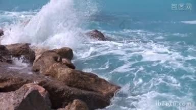 海浪<strong>拍打</strong>着岩石海岸